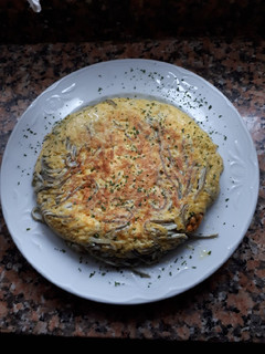 Una foto de Tortilla de gulas y mejillones