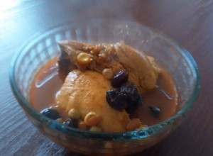 Una foto de Caldo Rojo de Pollo con Pasas 🍲