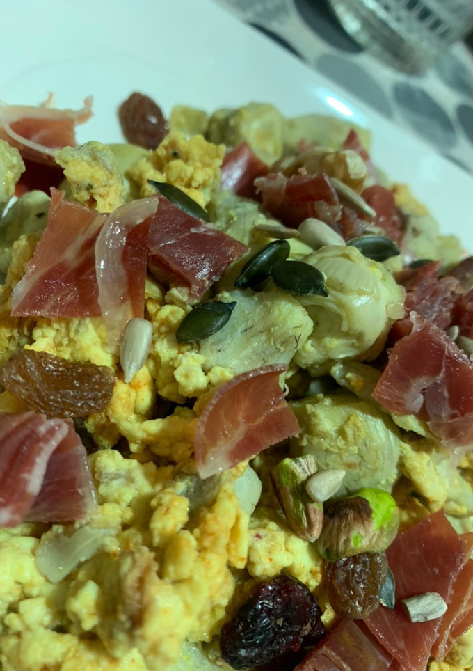 Una foto de Revuelto de alcachofas con jamón
