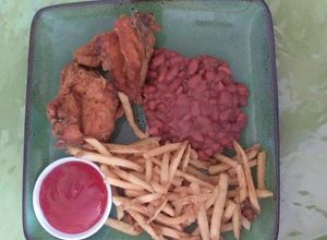 Una foto de Pollo rostizado con frijoles y papas