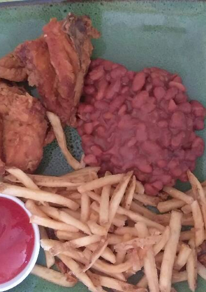 Una foto de Pollo rostizado con frijoles y papas