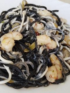 Una foto de Fetuccini de tinta de calamar