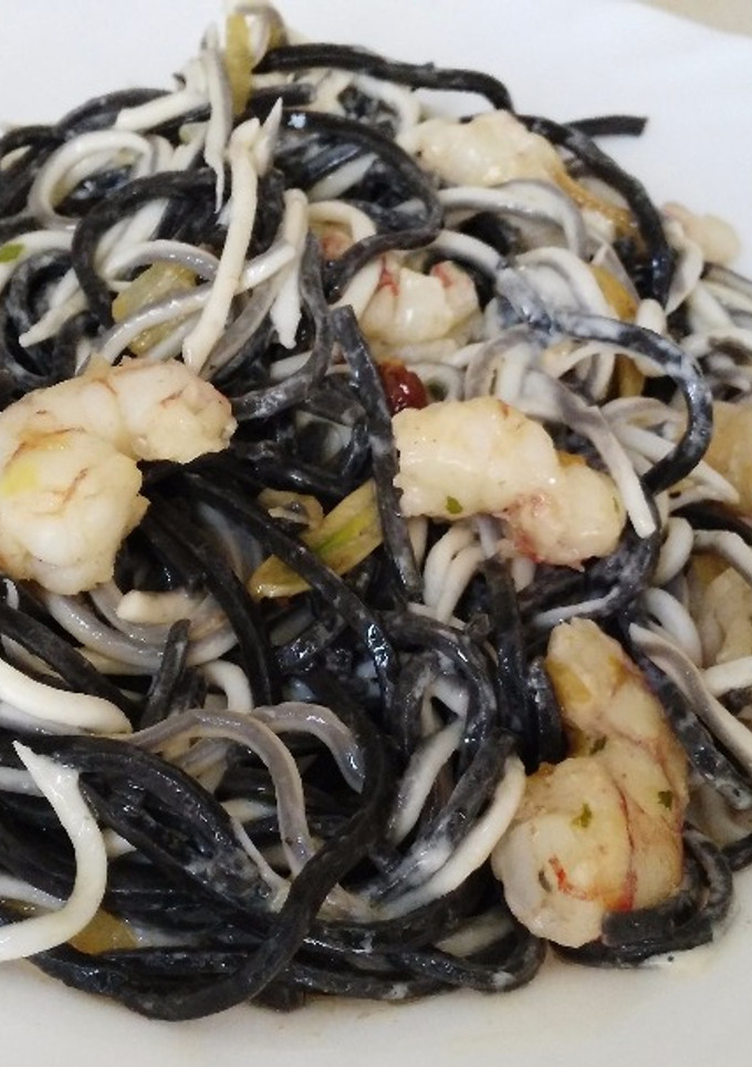 Una foto de Fetuccini de tinta de calamar