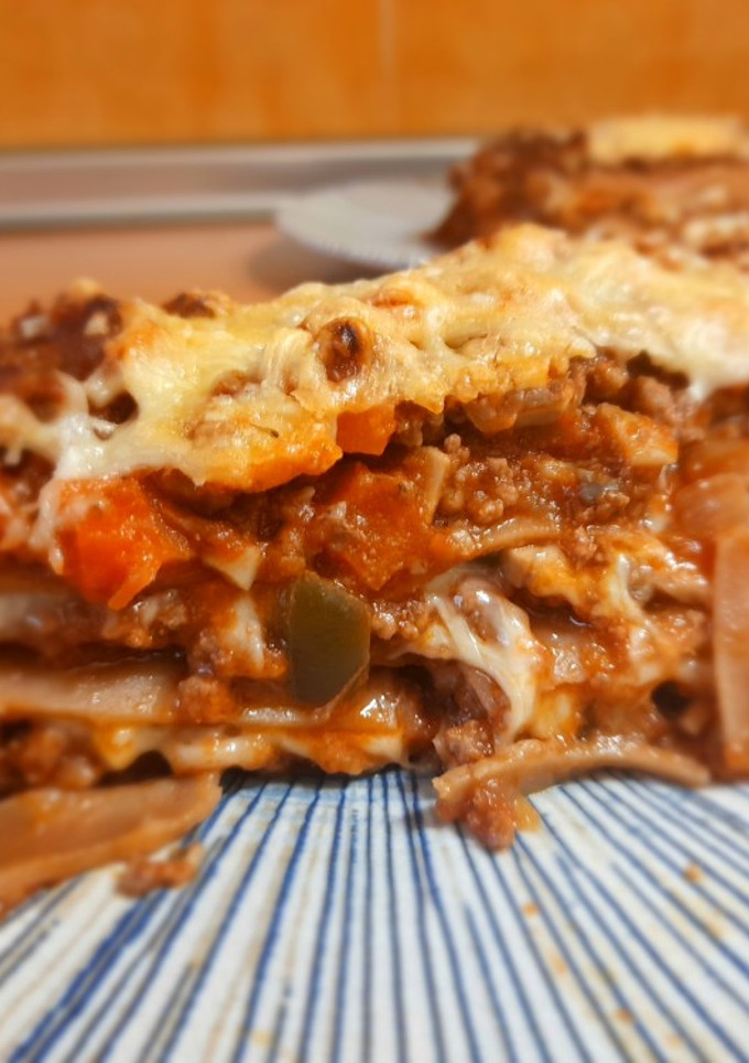 Una foto de Lasaña integral con carne picada y verduritas