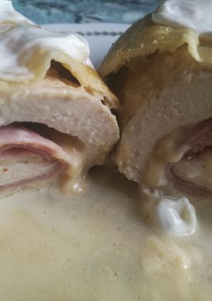 Csirkemellbe teker sonka, sajt-Leveles tésztában sütve! recept fotója