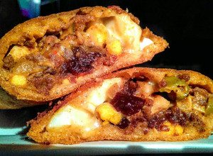 Una foto de EMPANADAS🌮Colombianas con Relleno Chileno...!😋