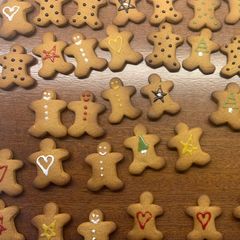 A picture of Mini gingerbread people.