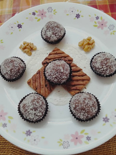 A picture of Banana Walnut Choco Balls.