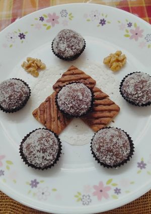 A picture of Banana Walnut Choco Balls.