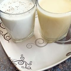 A picture of Mango Elaichi lassi and salted lassi.