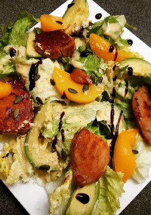 Une photo de Salade avocat, pêche et filet mignon roti au miel