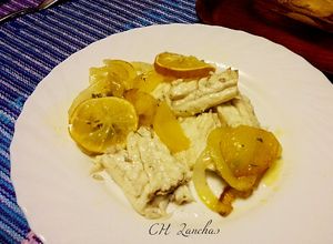 Foto principal de Lubina al horno con cama de patatas y cebolla