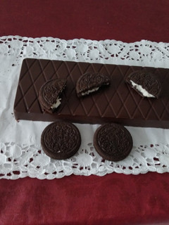 Una foto de Turrón de chocolate, con galletas de Oreo