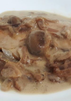 Una foto de Suprema de pollo en crema de champiñones