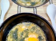 Una foto de sopa de miso con wakame