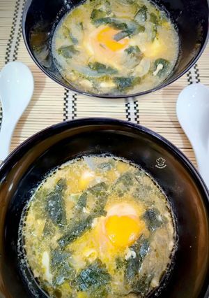 Una foto de Sopa miso con alga wakame y cebolla
