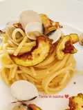 Spaghetti con vongole e chips di zucchine