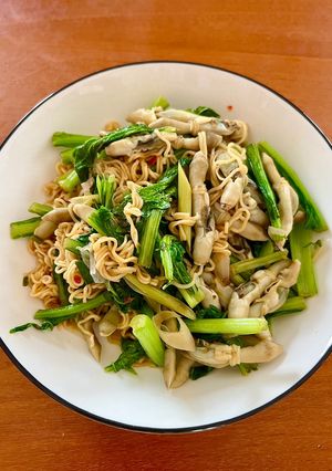 Hình của món Ốc Móng Tay Xào Mì Và Cải Cay.