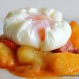 Patatas guisadas y huevo escalfado