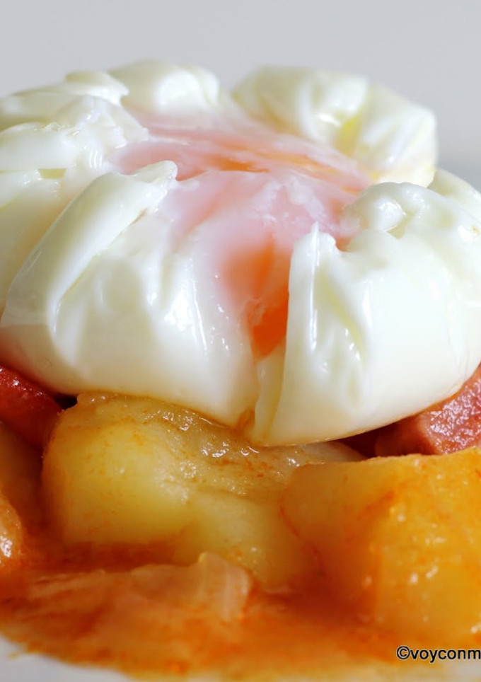 Una foto de Patatas guisadas y huevo escalfado
