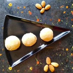 A picture of Suji sugar ladoo.