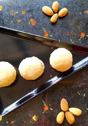 A picture of Suji sugar ladoo.