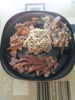 Una foto de Ensalada de gulas y ahumados