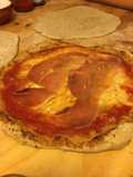 Pizza integrale cotta su pietra refrattaria