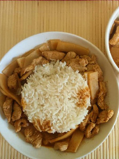 Una foto de Pollo Thaï al curry rojo y leche de coco con arroz basmati