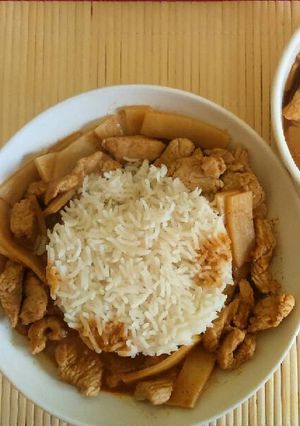 Foto principal de Pollo Thaï al curry rojo y leche de coco con arroz basmati
