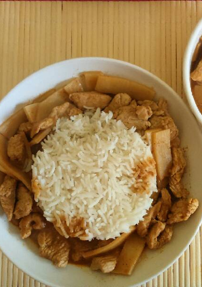 Una foto de Pollo Thaï al curry rojo y leche de coco con arroz basmati