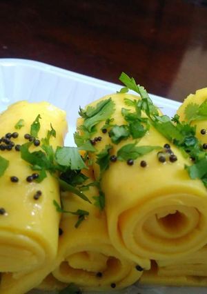 A picture of Khandvi.