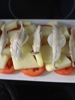 Una foto de Ensalada de melón con boquerones en vinagre y tomate