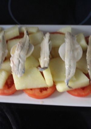 Una foto de Ensalada de melón con boquerones en vinagre y tomate