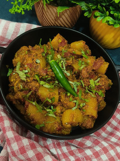 मसालेदार परवल की सब्जी (spiced pointed gourd dry sabji recipe in Hindi) रेसिपी मुख्य फोटो