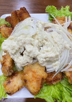 Hình của món Sốt hành tây ăn với gà rán.