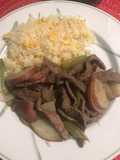 Bistec con papas y pimiento verde