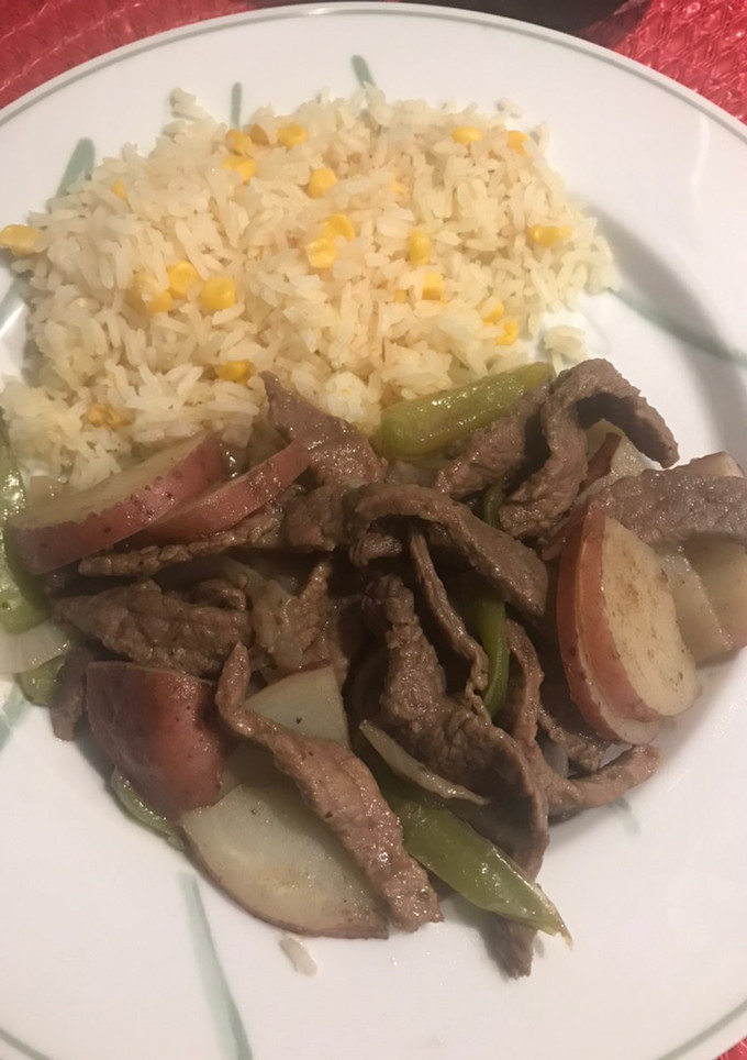 Una foto de Bistec con papas y pimiento verde