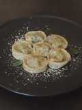 Tortelloni con impasto agli albumi e semi di papavero con ricotta e spinaci