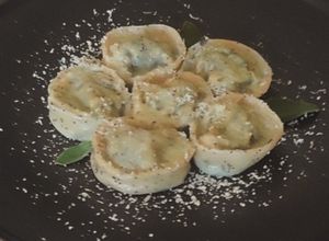 Foto di Tortelloni con impasto agli albumi e semi di papavero con ricotta e spinaci