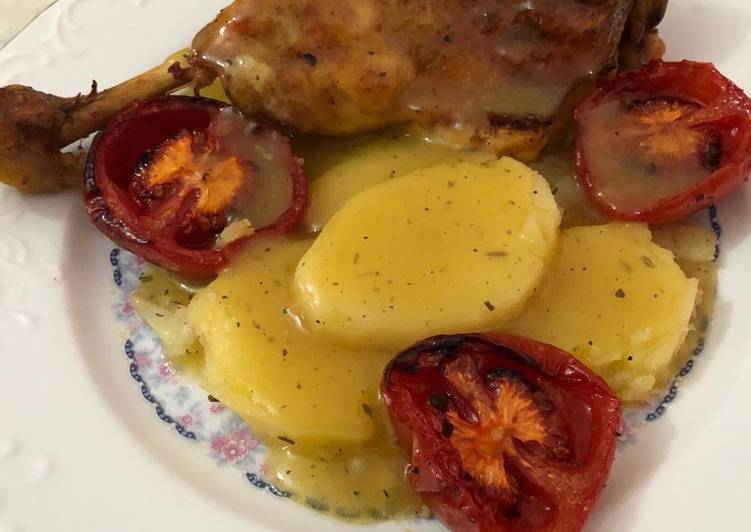 Pollo al horno con patatas panaderas y tomate asado