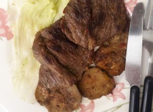 Una foto de Carne semifrita con rodajas de Berenjena