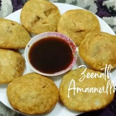 A picture of Daal Kachoris.