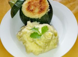 Una foto de Zapallitos Italianos rellenos de camarones y pollo a la pimienta