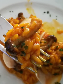 Una foto de Arroz meloso con setas y sobrasada