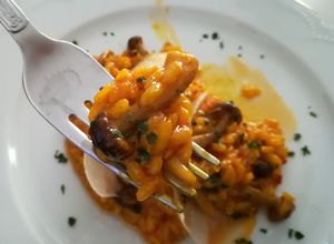 Una foto de Arroz meloso con setas y sobrasada