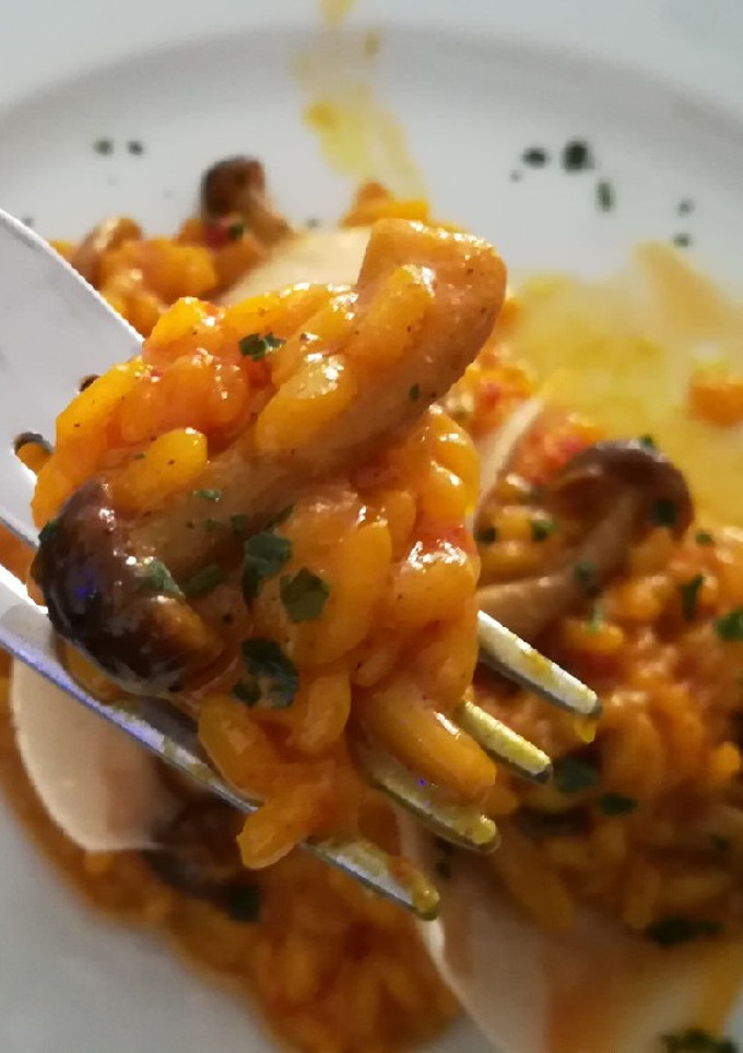 Una foto de Arroz meloso con setas y sobrasada