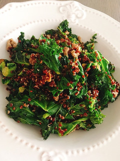 Una foto de Kale con quinoa roja y carne picada