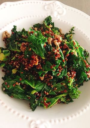 Una foto de Kale con quinoa roja y carne picada