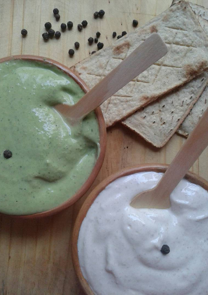 Una foto de Mayonesa de Cilantro y Mayonesa de Ajo y Comino (sin Huevo)